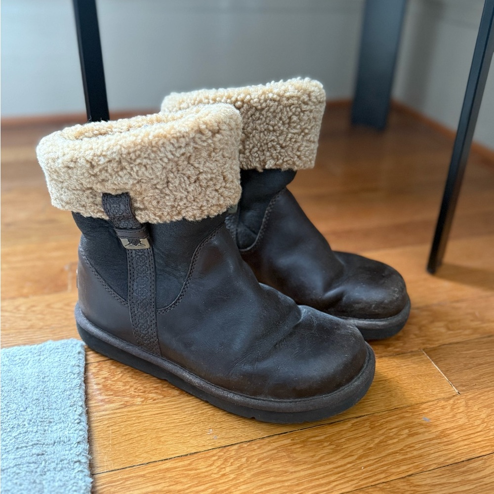 UGG Bellvue Boots Women Brown Leather Sheepskin and Brass - Pull on